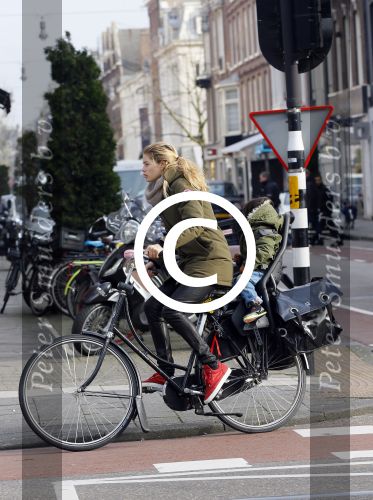 Amsterdam 22 januari 2014
Doutzen Kroes met haar zoontje op de fiets in Amsterdam. Tijdstip 12.30 uur