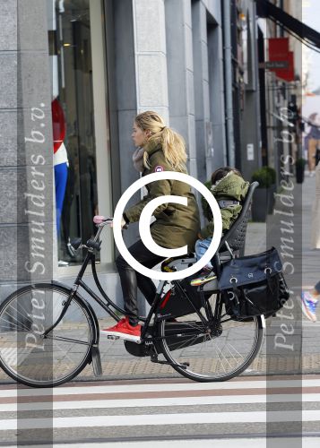 Amsterdam 22 januari 2014
Doutzen Kroes met haar zoontje op de fiets in Amsterdam. Tijdstip 12.30 uur