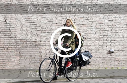 Amsterdam 22 januari 2014
Doutzen Kroes met haar zoontje op de fiets in Amsterdam. Tijdstip 12.30 uur