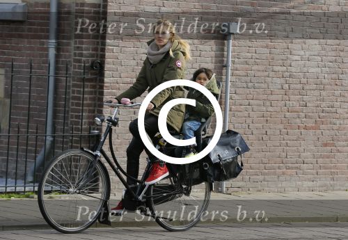 Amsterdam 22 januari 2014
Doutzen Kroes met haar zoontje op de fiets in Amsterdam. Tijdstip 12.30 uur
