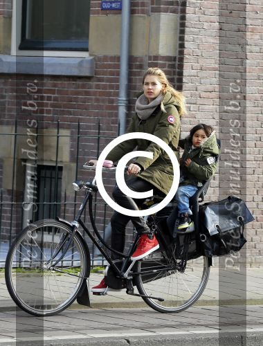 Amsterdam 22 januari 2014
Doutzen Kroes met haar zoontje op de fiets in Amsterdam. Tijdstip 12.30 uur