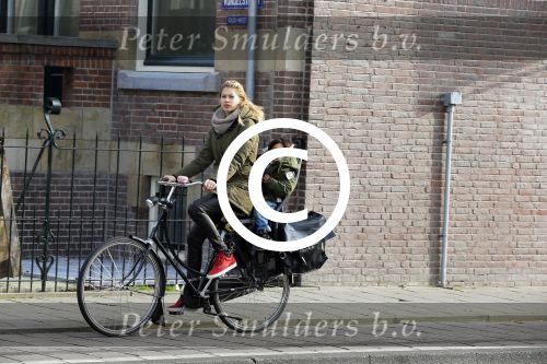 Amsterdam 22 januari 2014
Doutzen Kroes met haar zoontje op de fiets in Amsterdam. Tijdstip 12.30 uur