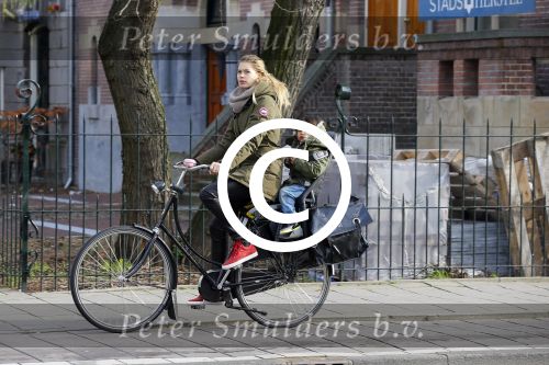 Amsterdam 22 januari 2014
Doutzen Kroes met haar zoontje op de fiets in Amsterdam. Tijdstip 12.30 uur