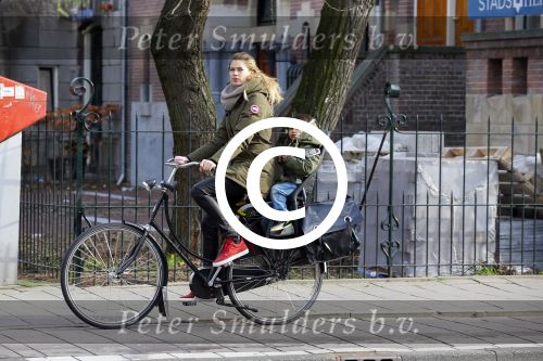 Amsterdam 22 januari 2014
Doutzen Kroes met haar zoontje op de fiets in Amsterdam. Tijdstip 12.30 uur