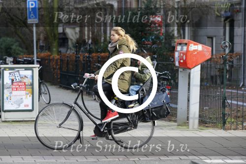 Amsterdam 22 januari 2014
Doutzen Kroes met haar zoontje op de fiets in Amsterdam. Tijdstip 12.30 uur