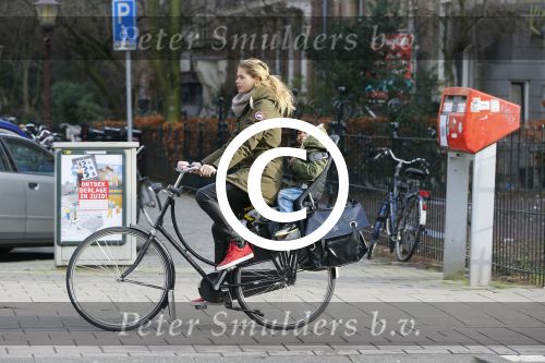 Amsterdam 22 januari 2014
Doutzen Kroes met haar zoontje op de fiets in Amsterdam. Tijdstip 12.30 uur