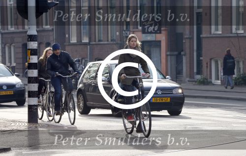 Amsterdam 22 januari 2014
Doutzen Kroes met haar zoontje op de fiets in Amsterdam. Tijdstip 12.30 uur