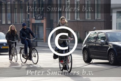 Amsterdam 22 januari 2014
Doutzen Kroes met haar zoontje op de fiets in Amsterdam. Tijdstip 12.30 uur