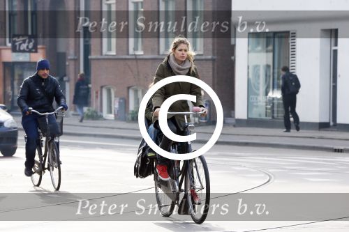 Amsterdam 22 januari 2014
Doutzen Kroes met haar zoontje op de fiets in Amsterdam. Tijdstip 12.30 uur