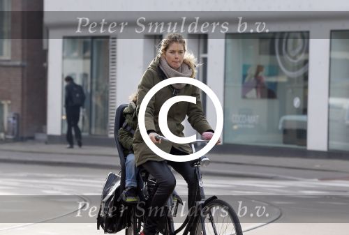 Amsterdam 22 januari 2014
Doutzen Kroes met haar zoontje op de fiets in Amsterdam. Tijdstip 12.30 uur