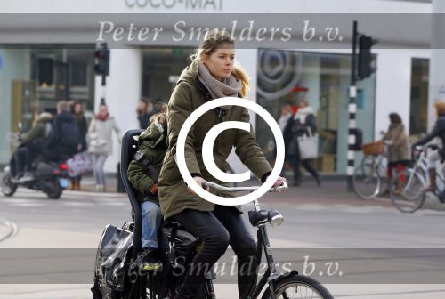 Amsterdam 22 januari 2014
Doutzen Kroes met haar zoontje op de fiets in Amsterdam. Tijdstip 12.30 uur
