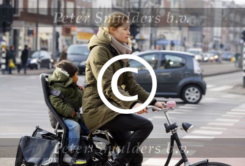 Amsterdam 22 januari 2014
Doutzen Kroes met haar zoontje op de fiets in Amsterdam. Tijdstip 12.30 uur