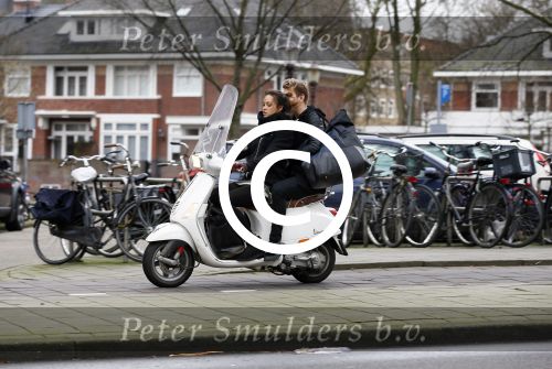Amsterdam 9 januari 2013
Holly Brood met (een) vriend op vespa scooter.
