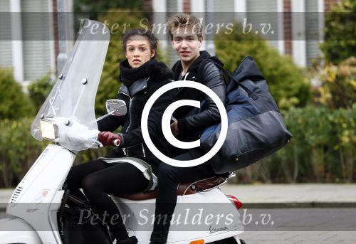 Amsterdam 9 januari 2013
Holly Brood met (een) vriend op vespa scooter.