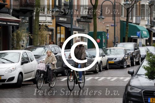 Amsterdam 11 januari 2013
Isa Hoes met dochter Vlinder op de fiets in amsterdam zuid.