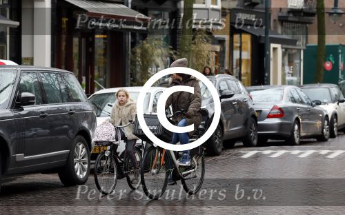 Amsterdam 11 januari 2013
Isa Hoes met dochter Vlinder op de fiets in amsterdam zuid.