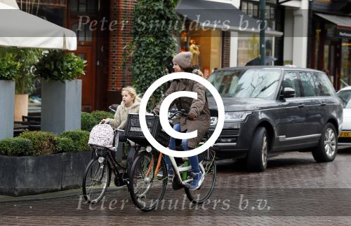 Amsterdam 11 januari 2013
Isa Hoes met dochter Vlinder op de fiets in amsterdam zuid.