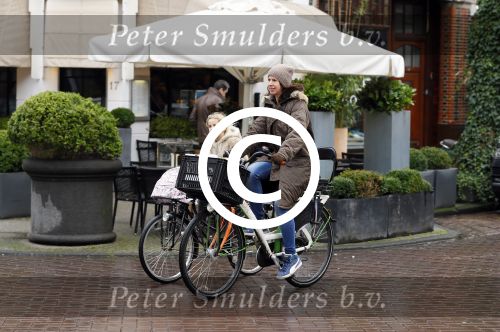 Amsterdam 11 januari 2013
Isa Hoes met dochter Vlinder op de fiets in amsterdam zuid.