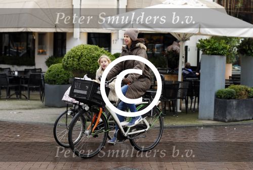 Amsterdam 11 januari 2013
Isa Hoes met dochter Vlinder op de fiets in amsterdam zuid.
