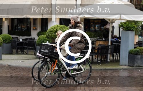 Amsterdam 11 januari 2013
Isa Hoes met dochter Vlinder op de fiets in amsterdam zuid.