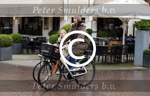 Amsterdam 11 januari 2013
Isa Hoes met dochter Vlinder op de fiets in amsterdam zuid.