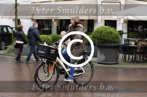 Amsterdam 11 januari 2013
Isa Hoes met dochter Vlinder op de fiets in amsterdam zuid.