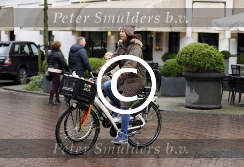 Amsterdam 11 januari 2013
Isa Hoes met dochter Vlinder op de fiets in amsterdam zuid.