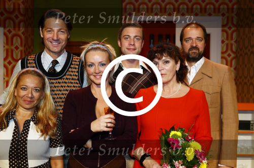 Haarlem 12 januari 2013
Premiere Liefde Half om Halfï¿½
metHenriï¿½tte Tol, Rick Engelkes, Kees Boot, Lone van Roosendaal, Camilla Siegertz en Jelle de Jong in de schouwburg van Haarlem.