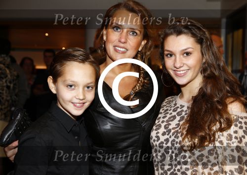 Zaandam 14 januari 2014
Premiere Danny de Munk en Henk Poort in het zaantheater. Jenny de Munk met kinderen