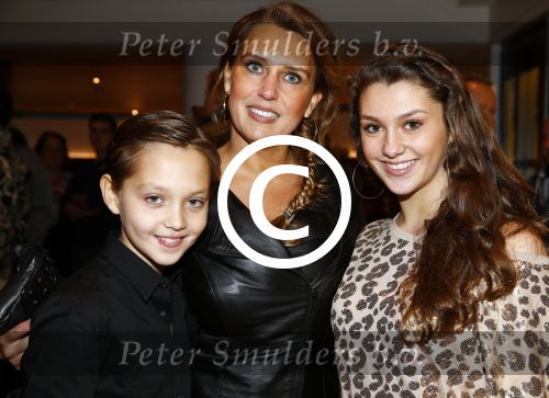 Zaandam 14 januari 2014
Premiere Danny de Munk en Henk Poort in het zaantheater. Jenny de Munk met kinderen