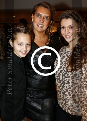 Zaandam 14 januari 2014
Premiere Danny de Munk en Henk Poort in het zaantheater. Jenny de Munk met kinderen