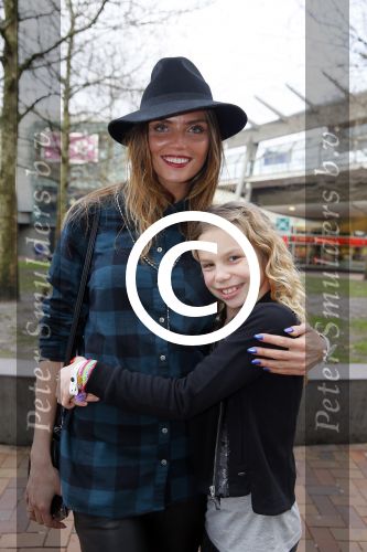 Amsterdam 8 januari 2013
Premiere Zapp films in pathe arena. Kim Feenstra met nichtje