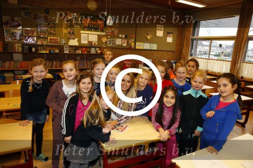 Volendam 22 januari 2014
Monique Smit ontvangt speciale Donald Duck op haar basisschool van vroeger.
