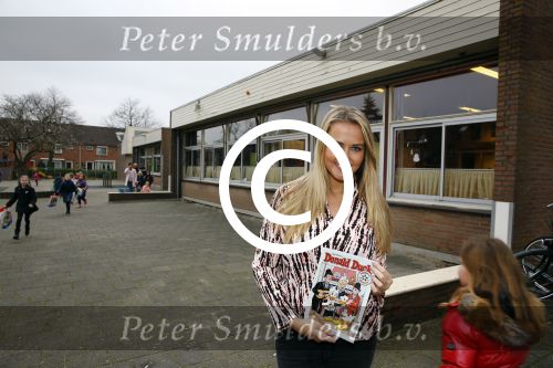 Volendam 22 januari 2014
Monique Smit ontvangt speciale Donald Duck op haar basisschool van vroeger.