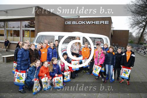 Volendam 22 januari 2014
Monique Smit ontvangt speciale Donald Duck op haar basisschool van vroeger.