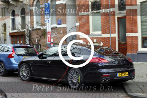 Amsterdam 10 januari 2014
Porsche panamera hybride aan de stroom