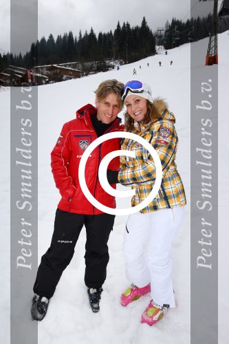 Flauchau (Ooostenrijk), 21 Januari 2014
Wintersport met Vinzzent, Frans Duijts, Django Wagner, Wolter Kroes, Nick Nielsen, Henk Dissel, Rene Schuurmans, Wesley Klein, Yes-R en Charly Luske
Rene Schuurmans met zijn vrouw Monic Schuurmans
Foto Peter Smulders BV.