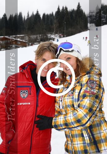 Flauchau (Ooostenrijk), 21 Januari 2014
Wintersport met Vinzzent, Frans Duijts, Django Wagner, Wolter Kroes, Nick Nielsen, Henk Dissel, Rene Schuurmans, Wesley Klein, Yes-R en Charly Luske
Rene Schuurmans met zijn vrouw Monic Schuurmans
Foto Peter Smulders BV.
