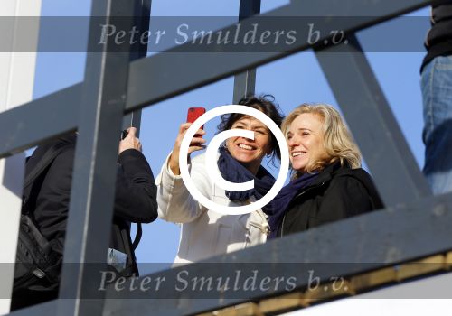 Amsterdam 12 januari 2014
Schaatsbaan op het museumplein. Max Bo en Anouk Smulders. 
Selfie foto