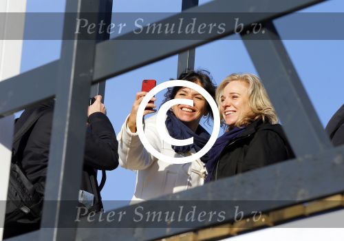 Amsterdam 12 januari 2014
Schaatsbaan op het museumplein. Max Bo en Anouk Smulders. 
Selfie foto