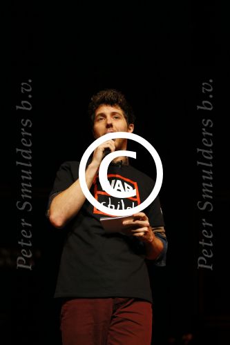 Amsterdam 13 januari 2013
Guus Meeuwis stelt twee liedjes beschikbaar voor de musical op school voor warchild. Presentatie was in Carre. William Spaaij praat het programma aan elkaar