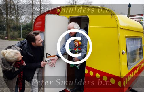 Alphen aan de Rijn 22 januari 2015
Presentatie nieuwe bassie en adriaan film.
Aad van Toor (Adriaan), Fedor Rossem (Boef Linke Leo), Job Bovelander (Koen), Janouk Kelderman (Keet!), Peter Sterk (Boef 1001) en Bas van Toor (Bassie) in Avifauna