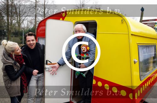 Alphen aan de Rijn 22 januari 2015
Presentatie nieuwe bassie en adriaan film.
Aad van Toor (Adriaan), Fedor Rossem (Boef Linke Leo), Job Bovelander (Koen), Janouk Kelderman (Keet!), Peter Sterk (Boef 1001) en Bas van Toor (Bassie) in Avifauna