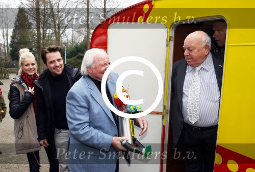 Alphen aan de Rijn 22 januari 2015
Presentatie nieuwe bassie en adriaan film.
Aad van Toor (Adriaan), Fedor Rossem (Boef Linke Leo), Job Bovelander (Koen), Janouk Kelderman (Keet!), Peter Sterk (Boef 1001) en Bas van Toor (Bassie) in Avifauna