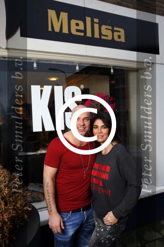 Apeldoorn 19 januari 2015
Melisa v d Meyde en Andy in haar salon en bij hun nieuwe huis. Melisa heeft voortaan de sizero van tamara Elbaz.
