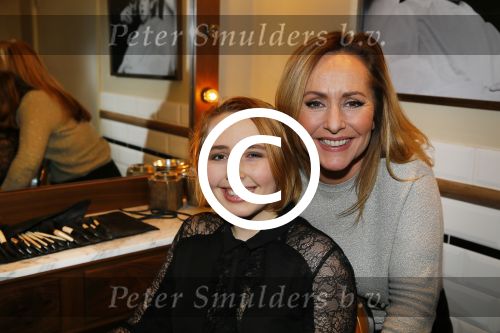 Amsterdam 26 januari 2015
CD presentatie Angela Groothuizen in people\'s place.
Angela treedt op met dochter Nona en haar andere dochter Lola filmt het concert.
Man Rob Mooij is natuurlijk ook aanwezig.