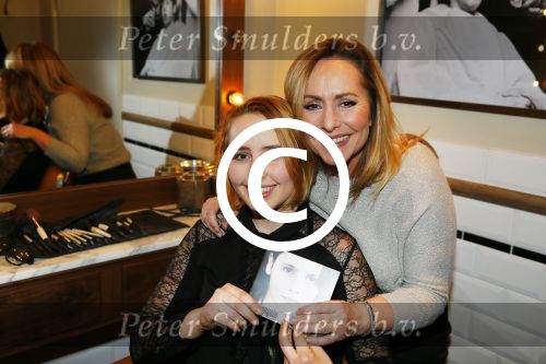 Amsterdam 26 januari 2015
CD presentatie Angela Groothuizen in people\'s place.
Angela treedt op met dochter Nona en haar andere dochter Lola filmt het concert.
Man Rob Mooij is natuurlijk ook aanwezig.