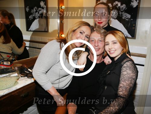 Amsterdam 26 januari 2015
CD presentatie Angela Groothuizen in people\'s place.
Angela treedt op met dochter Nona en haar andere dochter Lola filmt het concert.
Man Rob Mooij is natuurlijk ook aanwezig.