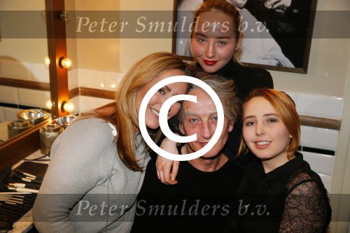 Amsterdam 26 januari 2015
CD presentatie Angela Groothuizen in people\'s place.
Angela treedt op met dochter Nona en haar andere dochter Lola filmt het concert.
Man Rob Mooij is natuurlijk ook aanwezig.