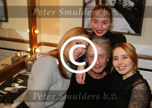 Amsterdam 26 januari 2015
CD presentatie Angela Groothuizen in people\'s place.
Angela treedt op met dochter Nona en haar andere dochter Lola filmt het concert.
Man Rob Mooij is natuurlijk ook aanwezig.